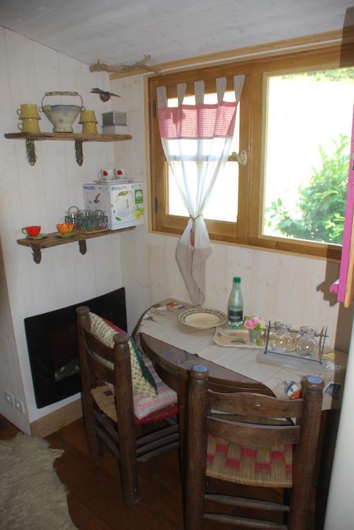 Maison D'Hotes Ainsi Soie T-Il Combovin Rum bild